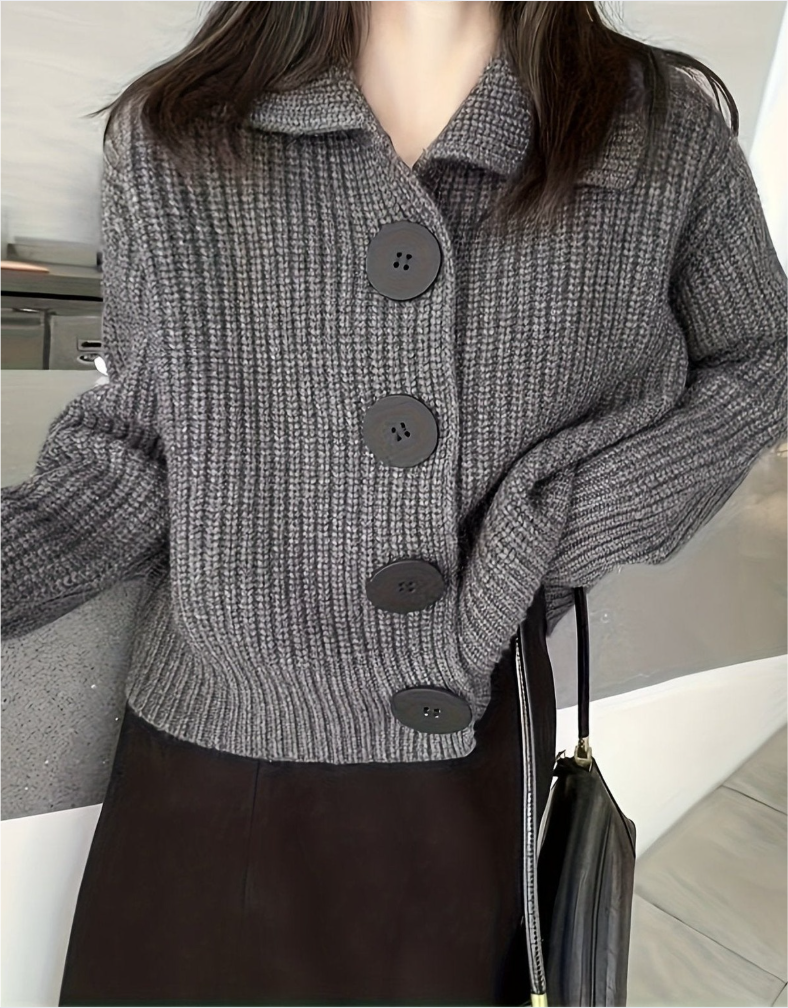 Elara | Cardigan Morbido con Grandi Bottoni