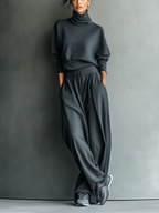 Set da donna in maglia di carbone con collo alto e pantaloni a gamba larga